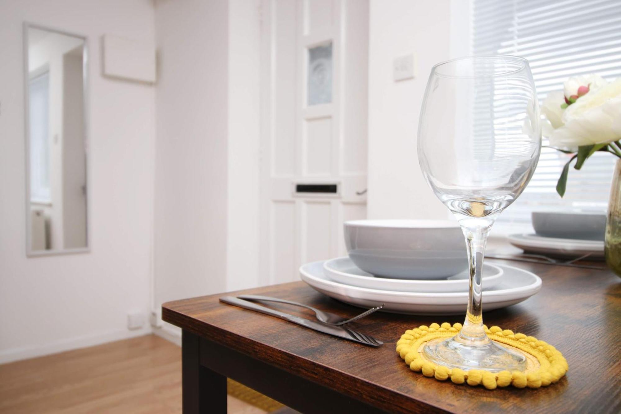2Bedroom Home- Free Parking, Wi-Fi & Patio- Available For Long Or Short Term Bristol Eksteriør bilde